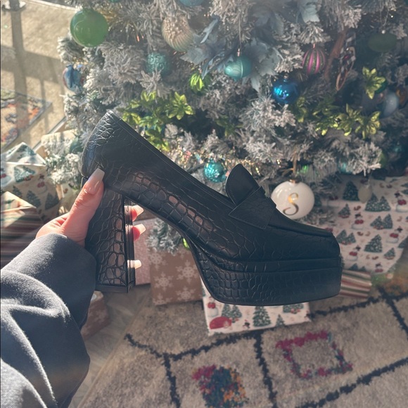 Black Crocodile Patterned Women's Loafers - Picture 5 of 5